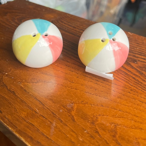 Set of Cracker Barrel Beach Ball Salt and Pepper Shakers - Picture 2 of 4